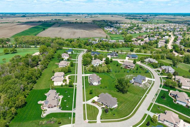 7 Pebble Creek Drive S, Le Claire, IA 52753