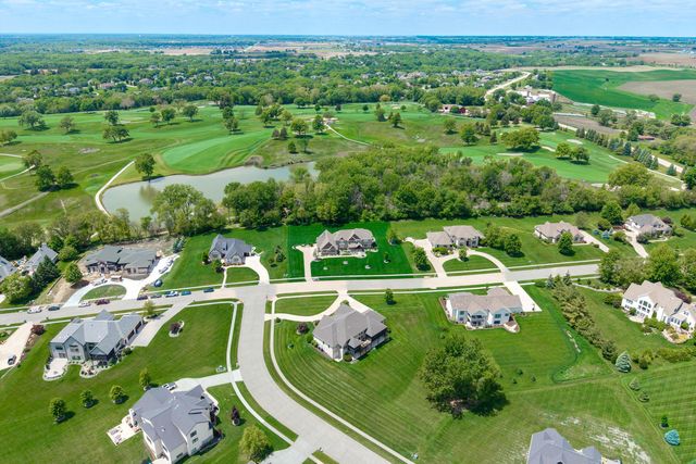 7 Pebble Creek Drive S, Le Claire, IA 52753