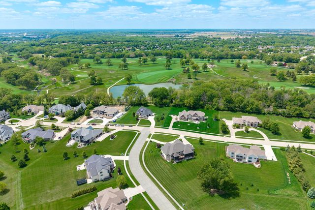 7 Pebble Creek Drive S, Le Claire, IA 52753