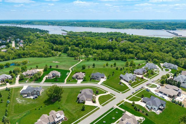 7 Pebble Creek Drive S, Le Claire, IA 52753