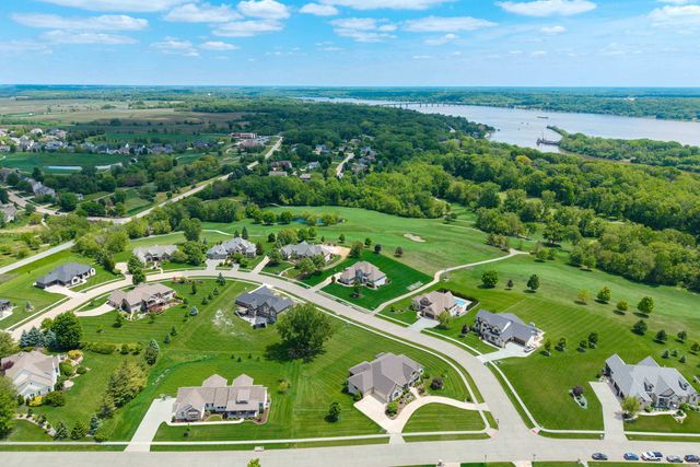 7 Pebble Creek Drive S, Le Claire, IA 52753
