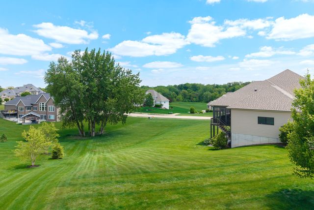 7 Pebble Creek Drive S, Le Claire, IA 52753