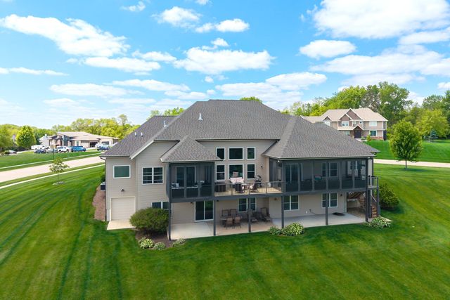 7 Pebble Creek Drive S, Le Claire, IA 52753