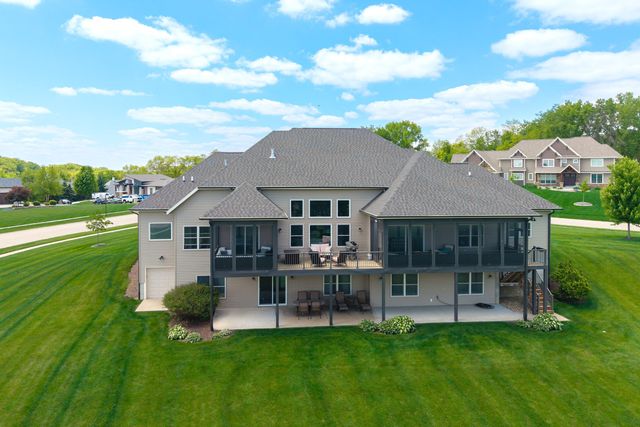 7 Pebble Creek Drive S, Le Claire, IA 52753