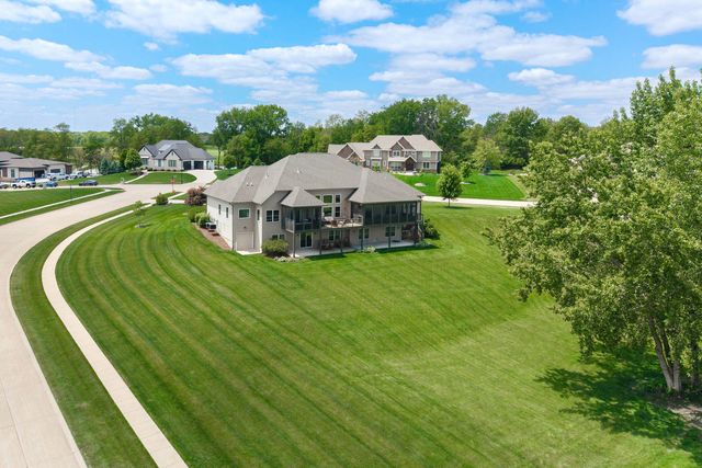 7 Pebble Creek Drive S, Le Claire, IA 52753