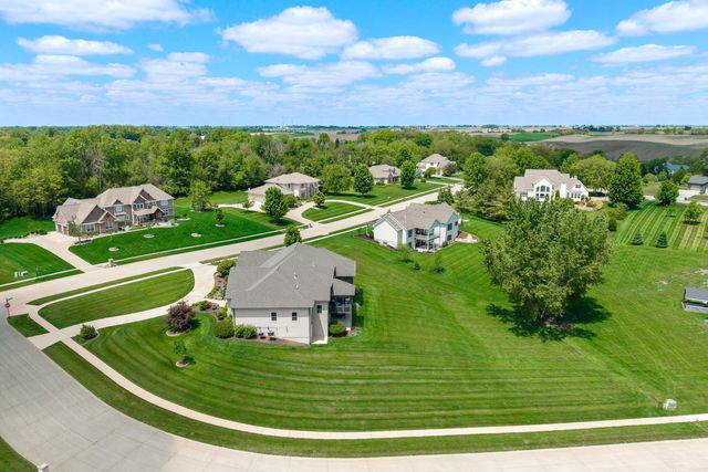 7 Pebble Creek Drive S, Le Claire, IA 52753