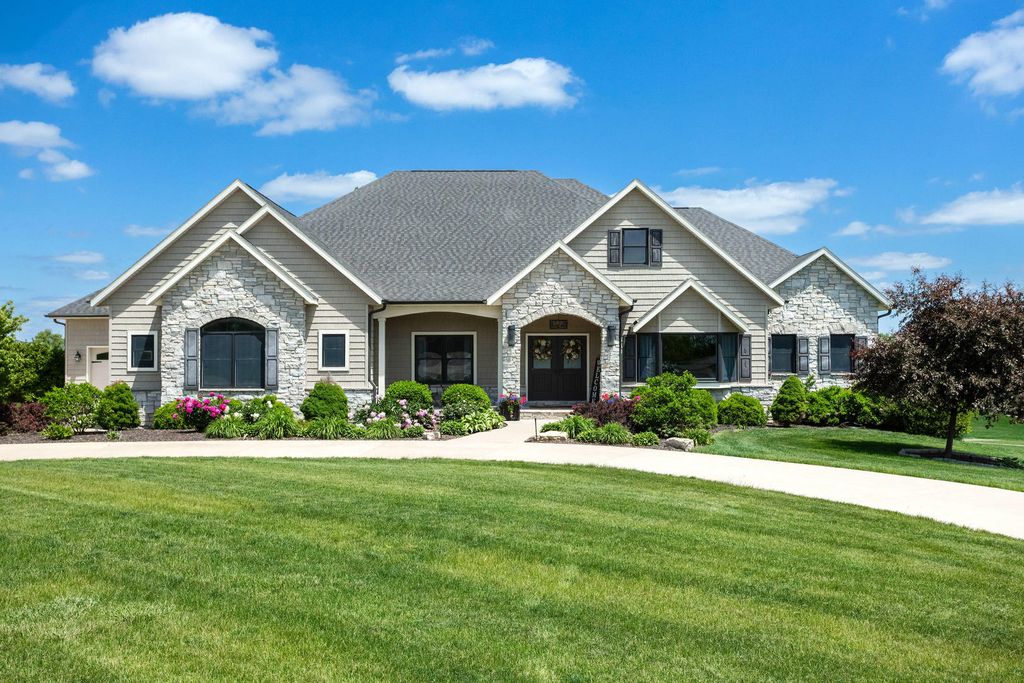 7 Pebble Creek Drive S, Le Claire, IA 52753