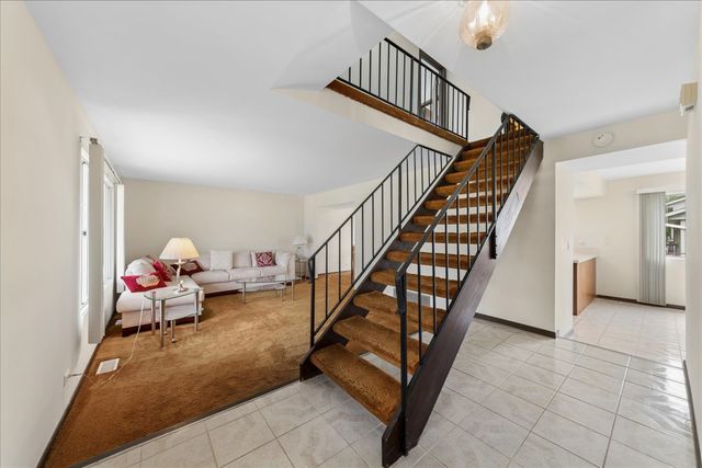 715 Newport N, Roselle, IL 60172