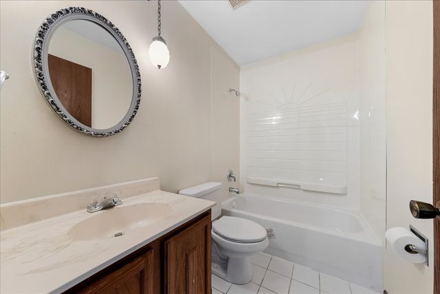 715 Newport N, Roselle, IL 60172