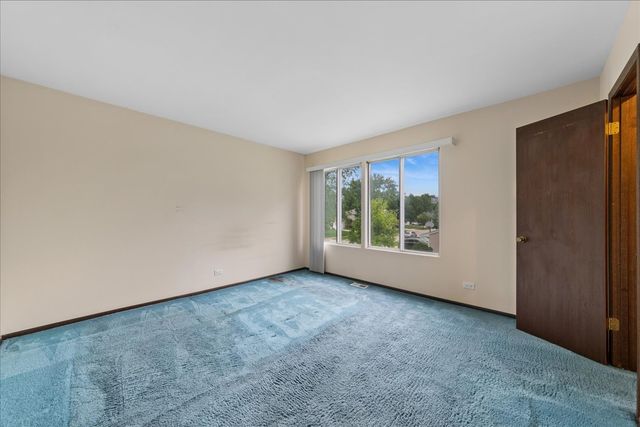 715 Newport N, Roselle, IL 60172
