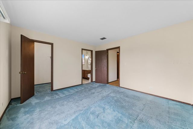 715 Newport N, Roselle, IL 60172