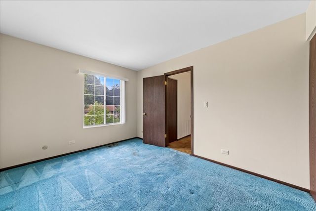 715 Newport N, Roselle, IL 60172