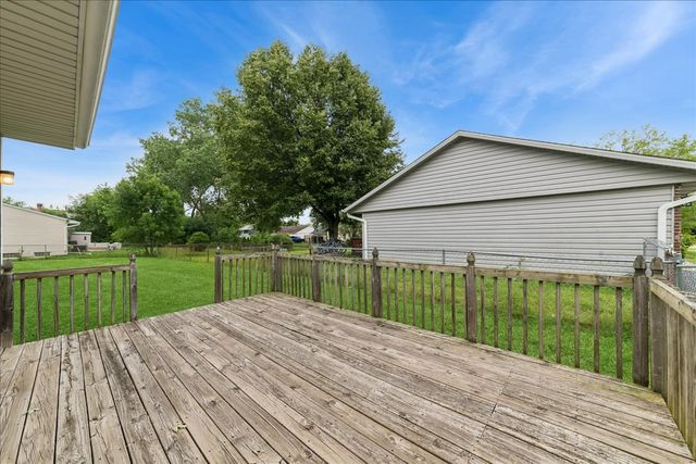 715 Newport N, Roselle, IL 60172