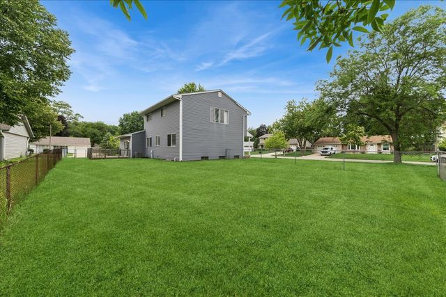 715 Newport N, Roselle, IL 60172
