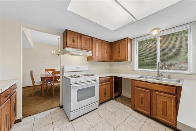 715 Newport N, Roselle, IL 60172