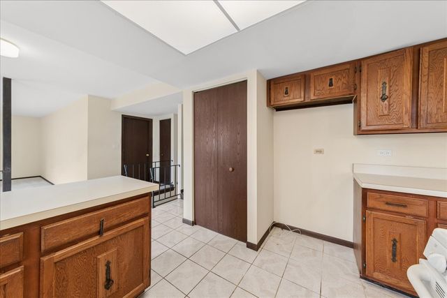 715 Newport N, Roselle, IL 60172