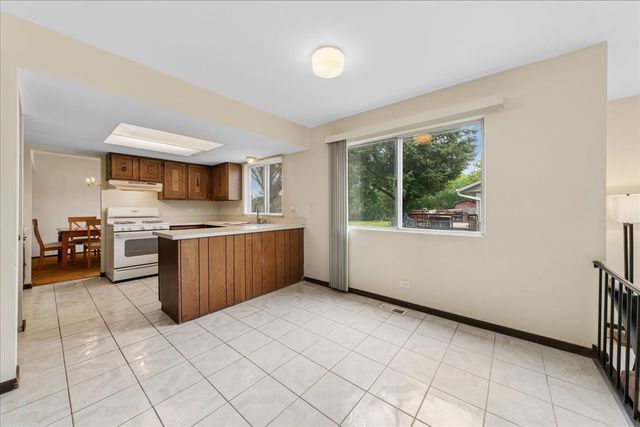 715 Newport N, Roselle, IL 60172