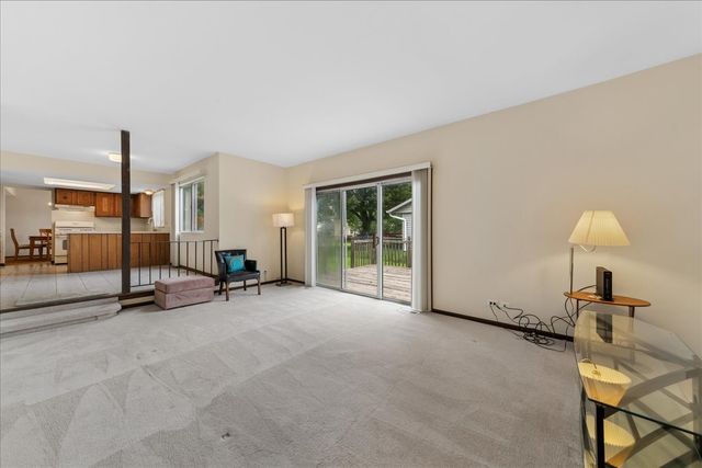 715 Newport N, Roselle, IL 60172