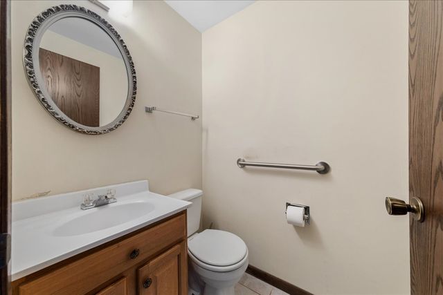 715 Newport N, Roselle, IL 60172