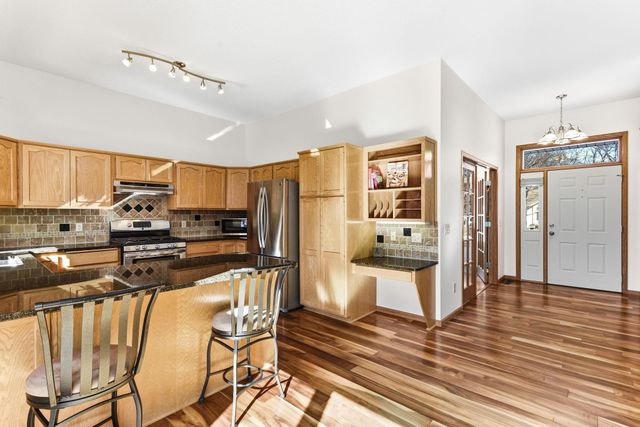 2290 Hillwood Drive E, Maplewood, MN 55119