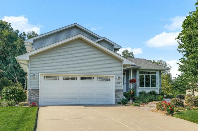 2290 Hillwood Drive E, Maplewood, MN 55119