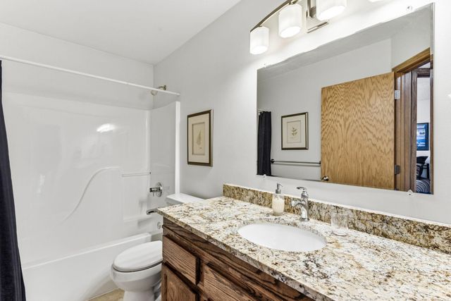 2290 Hillwood Drive E, Maplewood, MN 55119