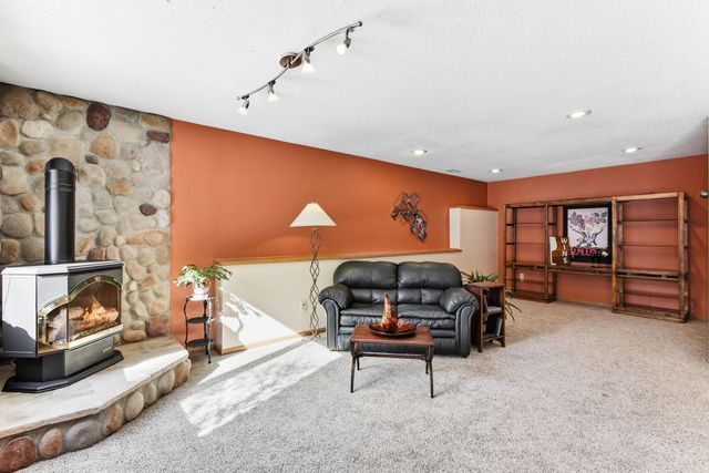 2290 Hillwood Drive E, Maplewood, MN 55119