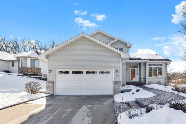 2290 Hillwood Drive E, Maplewood, MN 55119