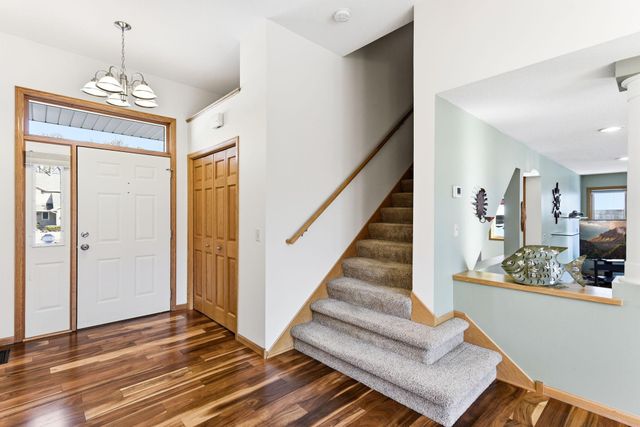 2290 Hillwood Drive E, Maplewood, MN 55119