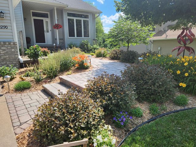 2290 Hillwood Drive E, Maplewood, MN 55119