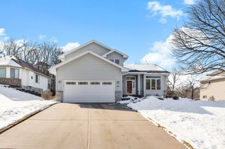 2290 Hillwood Drive E, Maplewood, MN 55119