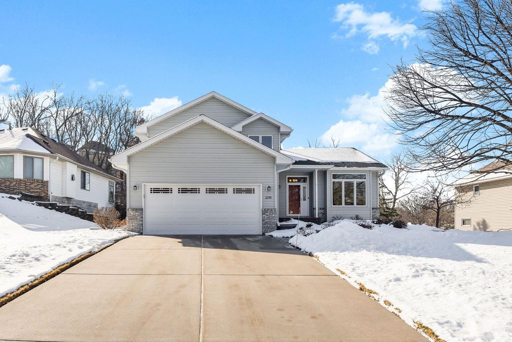 2290 Hillwood Drive E, Maplewood, MN 55119