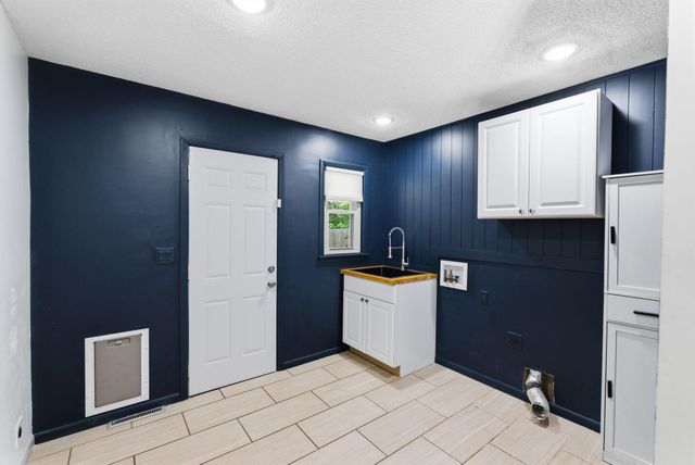 202 W Virginia Rd, Andover, KS 67002