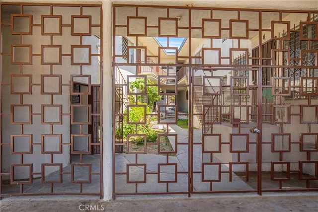 1117 S Spaulding, Los Angeles, CA 90019