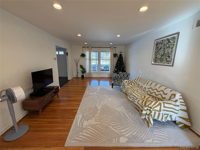 4205 Pinehurst Drive, West Bloomfield, MI 48322