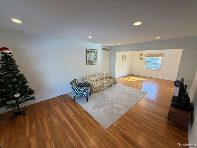 4205 Pinehurst Drive, West Bloomfield, MI 48322