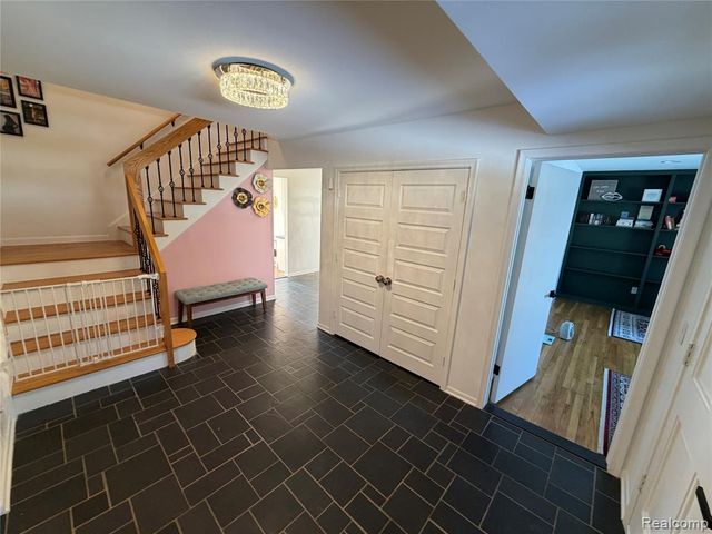 4205 Pinehurst Drive, West Bloomfield, MI 48322