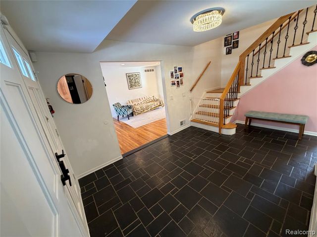 4205 Pinehurst Drive, West Bloomfield, MI 48322