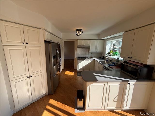 4205 Pinehurst Drive, West Bloomfield, MI 48322