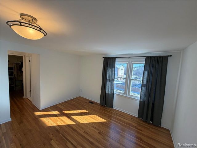 4205 Pinehurst Drive, West Bloomfield, MI 48322