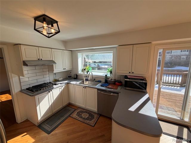 4205 Pinehurst Drive, West Bloomfield, MI 48322