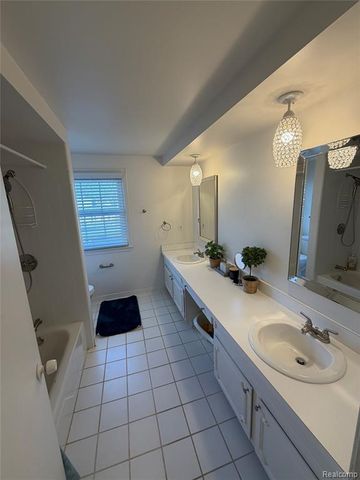 4205 Pinehurst Drive, West Bloomfield, MI 48322