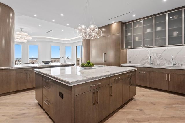 555 5TH AVENUE NE PH1, St Petersburg, FL 33701