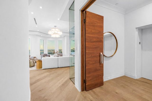 555 5TH AVENUE NE PH1, St Petersburg, FL 33701