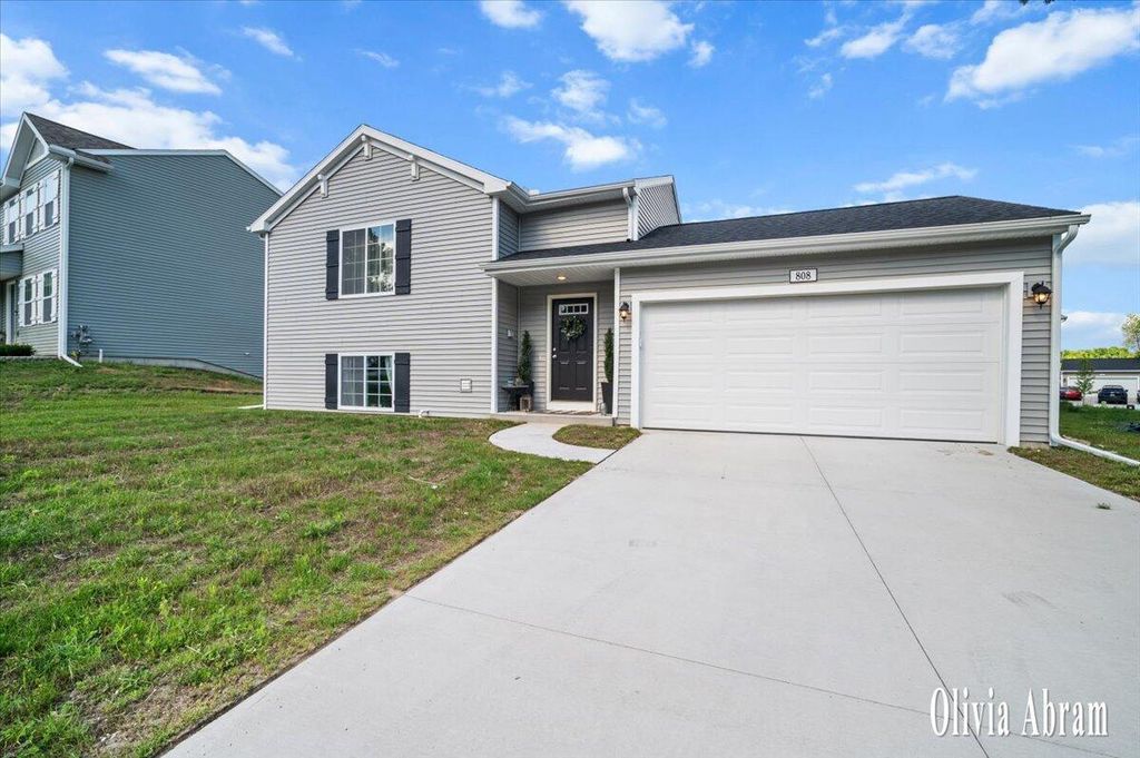 808 Hollyhock Drive, Greenville, MI 48838