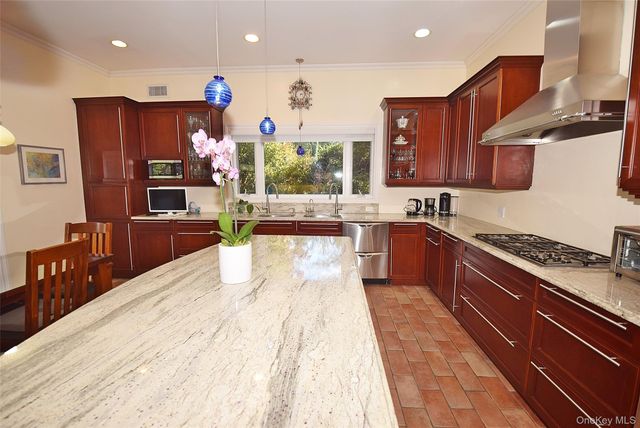 35 Meadow Woods Road, Great Neck, NY 11020