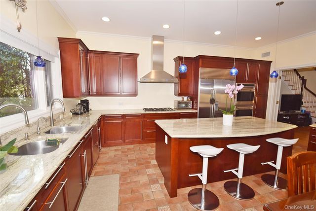 35 Meadow Woods Road, Great Neck, NY 11020