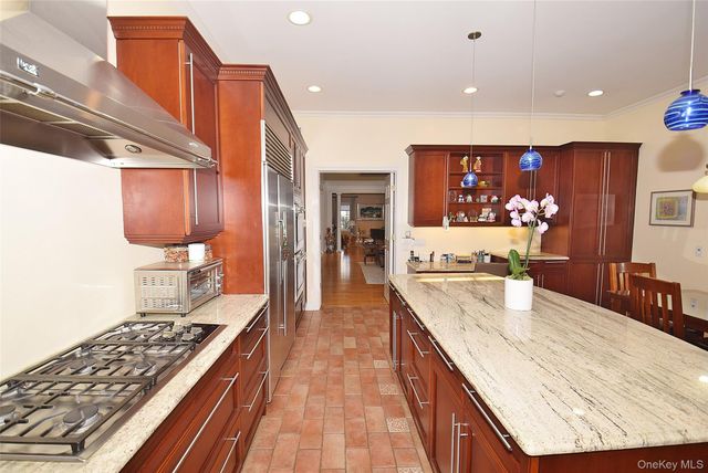 35 Meadow Woods Road, Great Neck, NY 11020