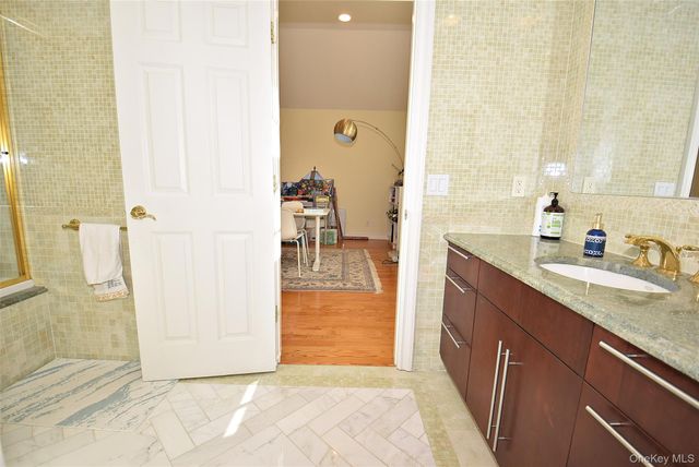 35 Meadow Woods Road, Great Neck, NY 11020