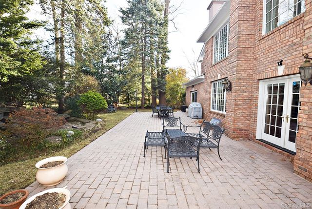 35 Meadow Woods Road, Great Neck, NY 11020